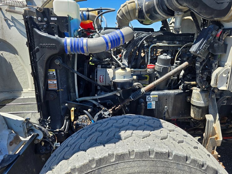 2017-peterbilt-365-image-31