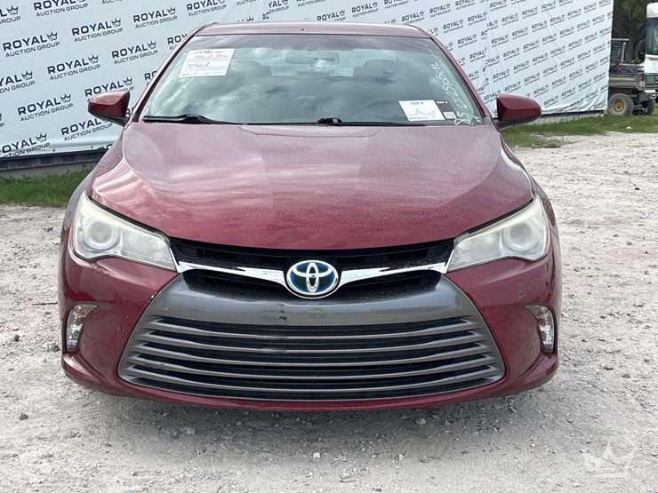 2016-toyota-camry-hybrid-sedan-image-23