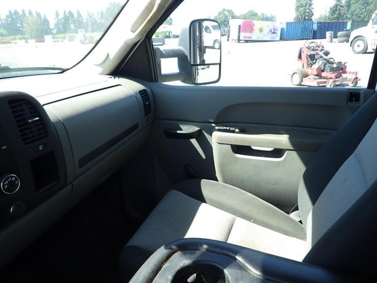 2013-chevrolet-3500hd-image-28