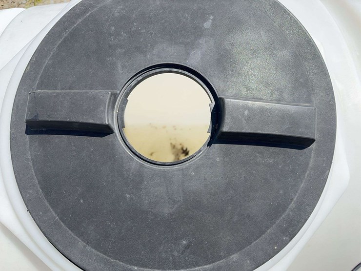 white-poly-chemical-tank---300-gal-(lid-is-warped-and-missing-small-lid)-image-10