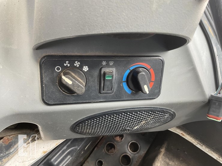 2019-bobcat-s850-image-16