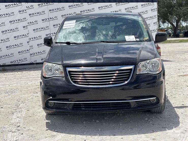 2015-chrysler-town-&-country-image-24