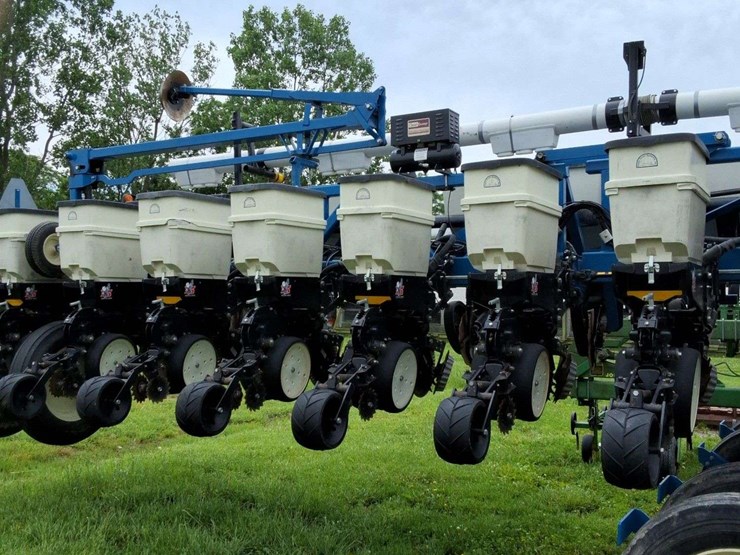 2015-kinze-16-row-corn-planter-with-dry-fertilizer-image-24
