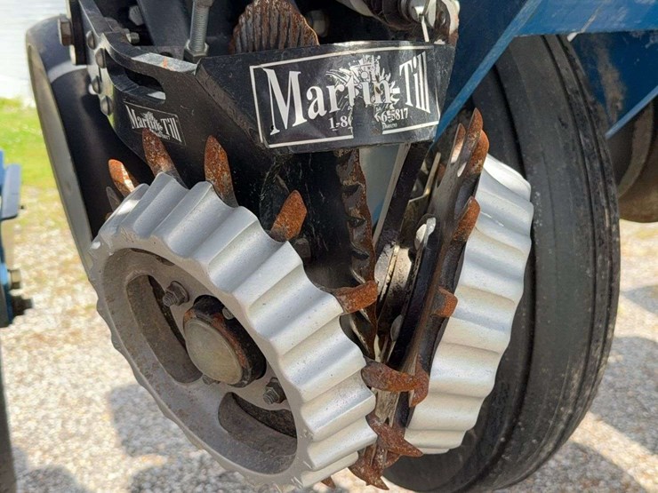 2014-kinze-16-row-corn-planter-with-dry-fertilizer-image-5