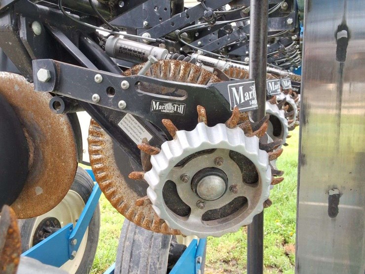 2015-kinze-16-row-corn-planter-with-dry-fertilizer-image-29