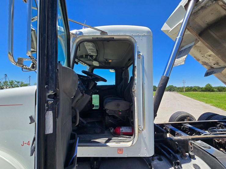 2017-peterbilt-365-image-108