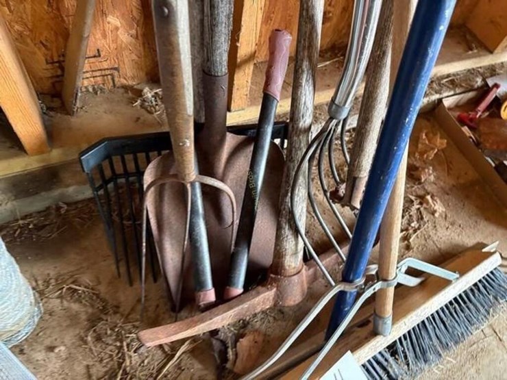 yard-tools.-pitch-forks,-broom,-shovel-etc-image-6