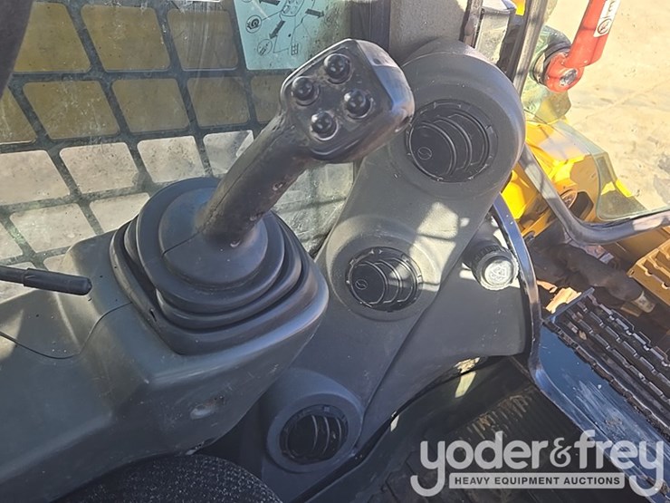 2017-caterpillar-262d-image-43