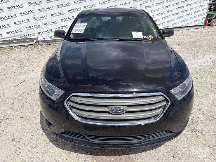 2018-ford-taurus-sedan-image-33