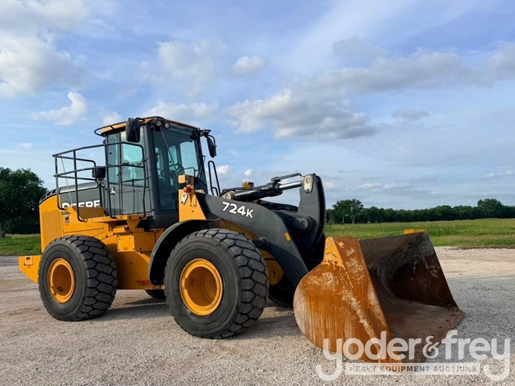 2019-deere-724k-image-1