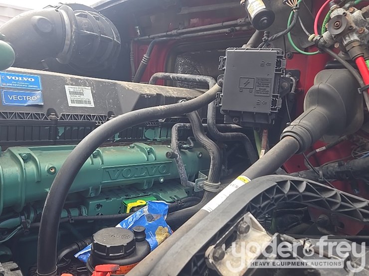 2015-volvo-vnl-image-35