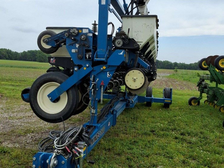 2015-kinze-16-row-corn-planter-with-dry-fertilizer-image-3