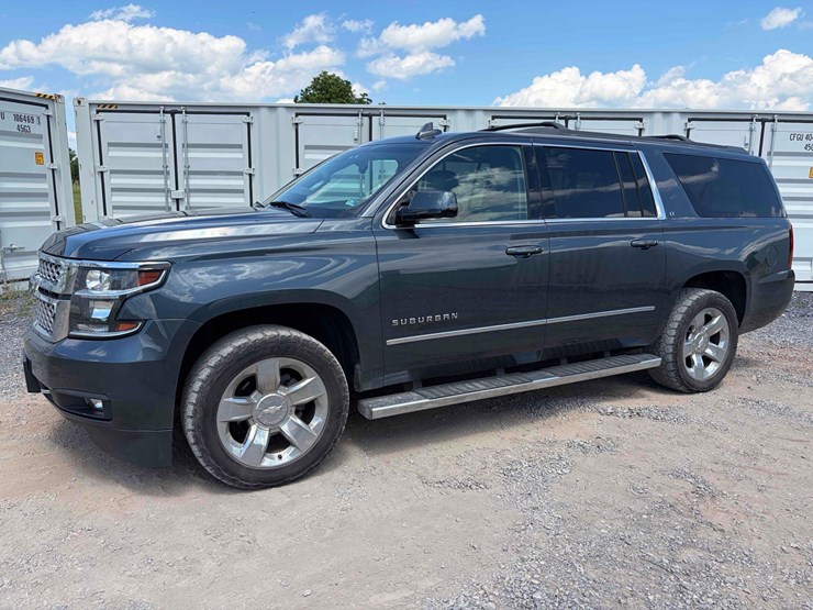 2019-chevrolet-suburban-image-1