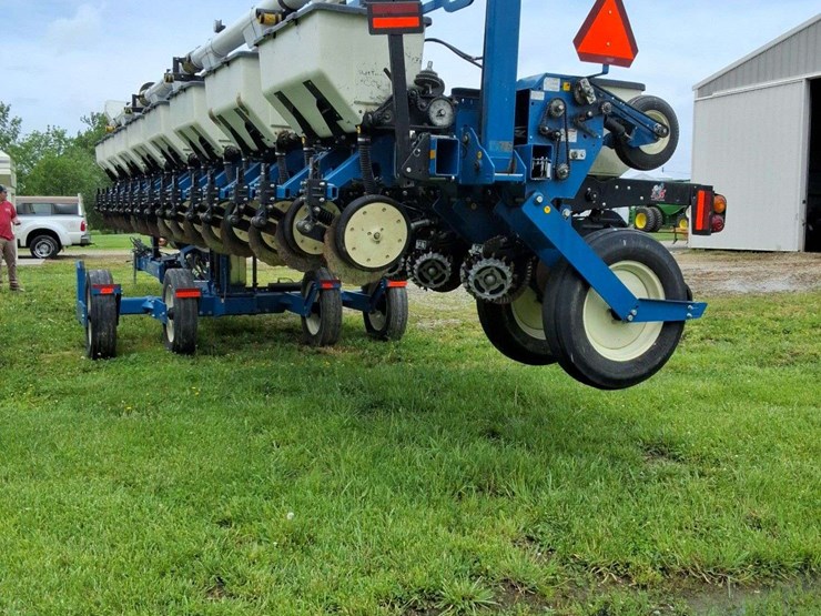 2015-kinze-16-row-corn-planter-with-dry-fertilizer-image-10