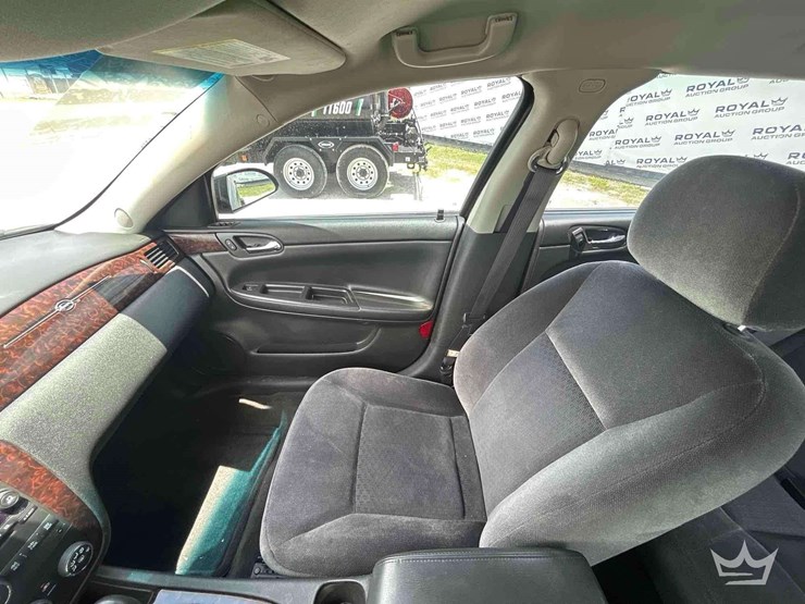 2015-chevrolet-impala-limited-sedan-image-15