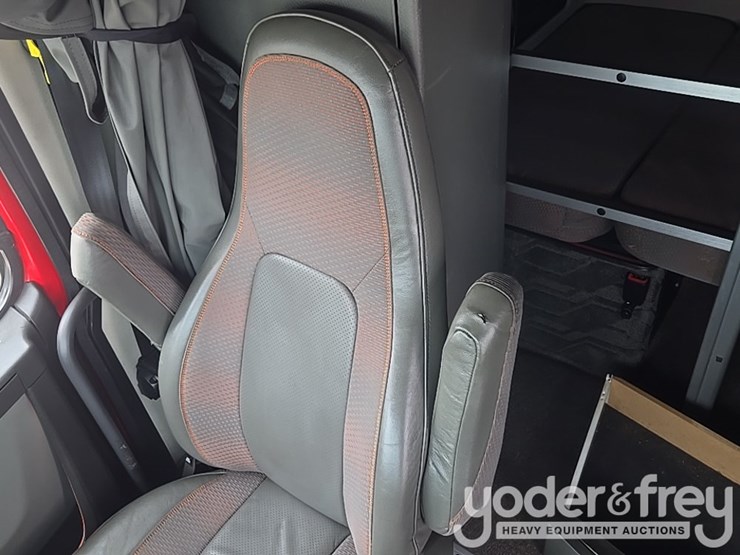 2019-volvo-vnl860-image-41