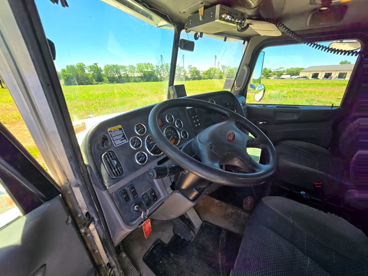 2017-peterbilt-365-image-116