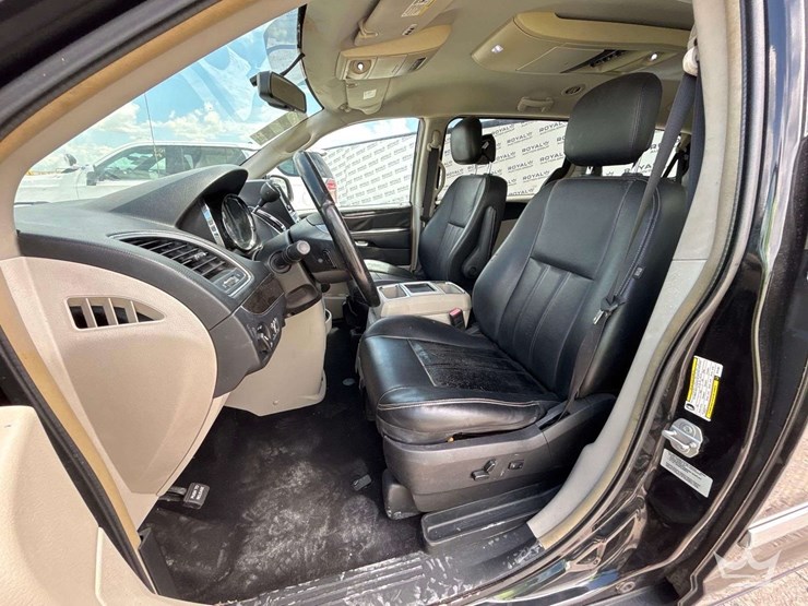 2015-chrysler-town-&-country-image-12