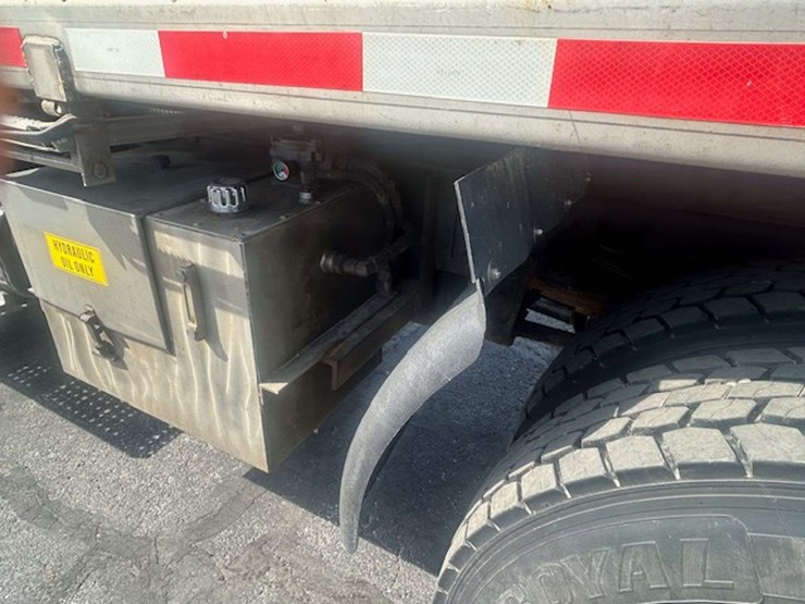 2002-freightliner-fl80-image-21