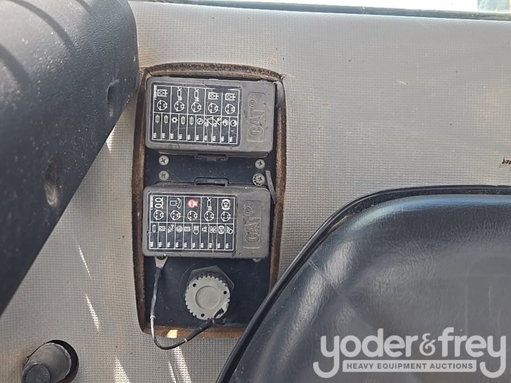 2011-caterpillar-257b3-image-40