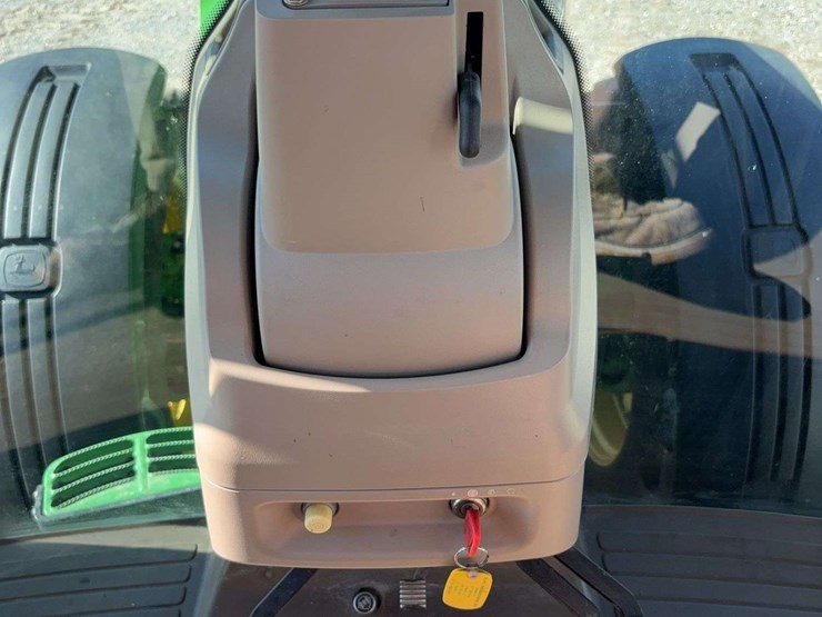 2011-john-deere-8260r-image-47