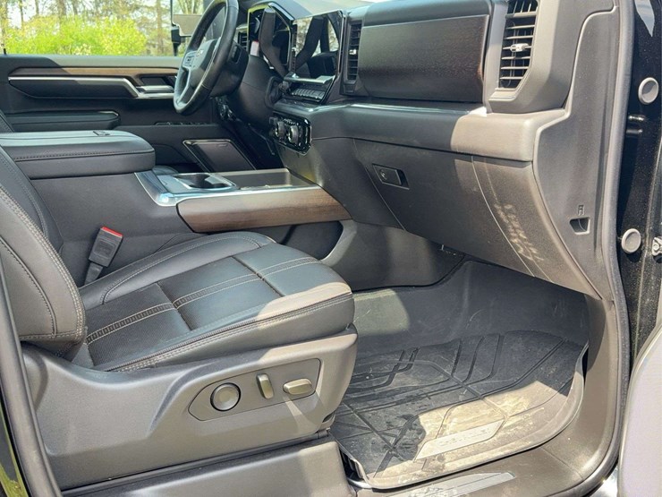 2025-chevrolet-silverado-2500hd-high-country-image-43