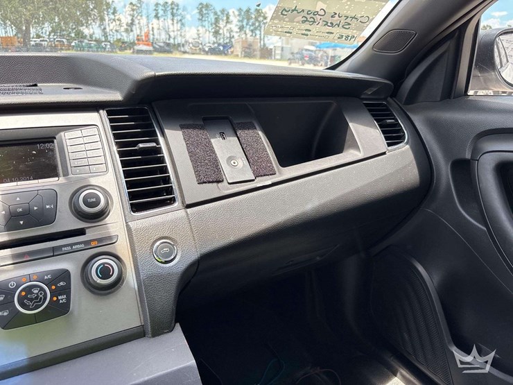 2016-ford-taurus-sedan-image-19
