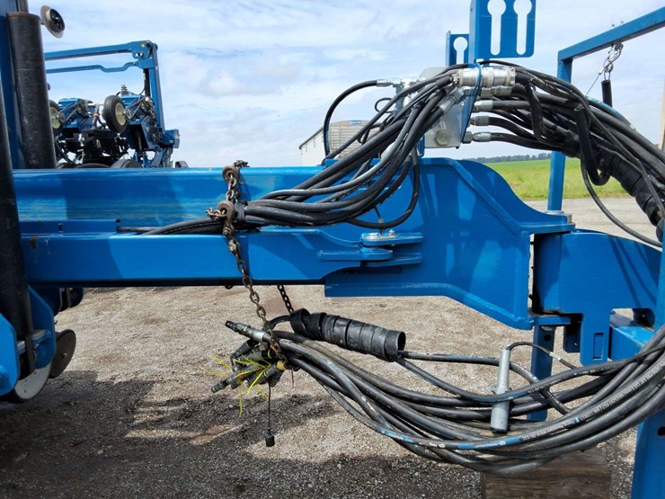 kinze-24-center-fill-planter,-30''-image-9