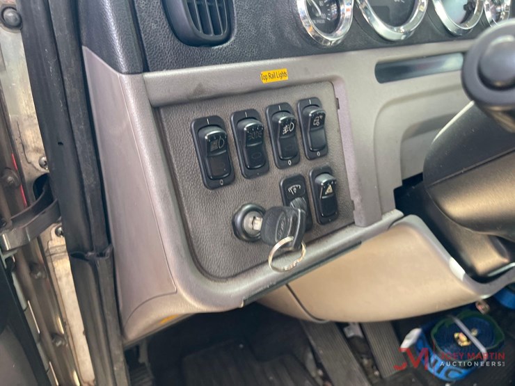 2016-peterbilt-365-image-21