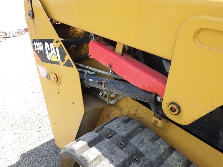 2017-caterpillar-239d-image-22