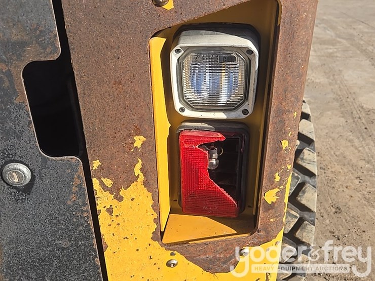 2017-caterpillar-262d-image-40