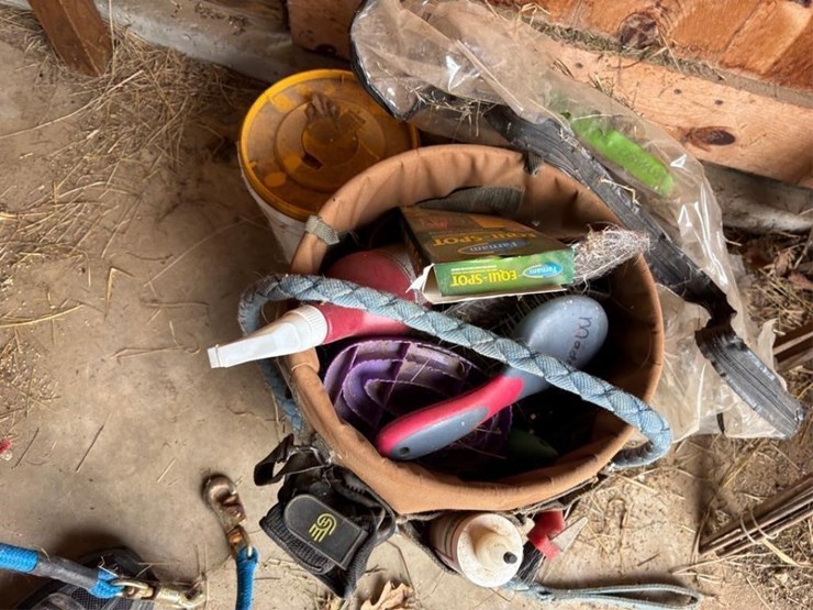 bucket-organizer-&-horse-care-items-image-4