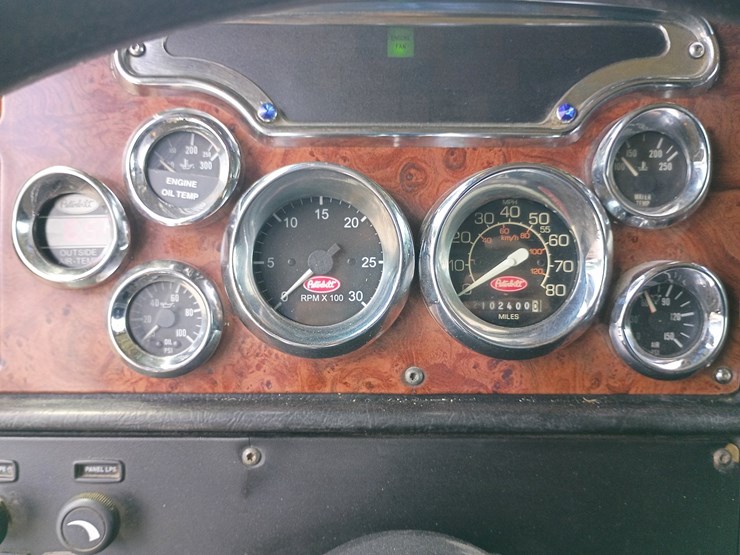 2005-peterbilt-379-image-59