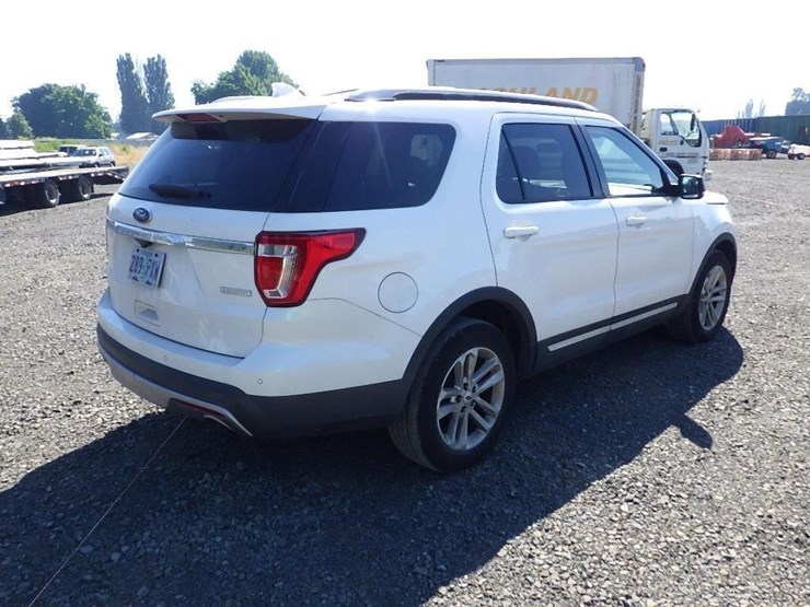 2016-ford-explorer-image-5