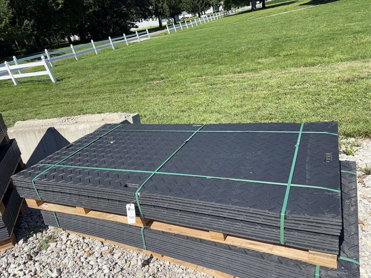 heavy-duty-composite-ground-protection-mats,-palletized-image-1
