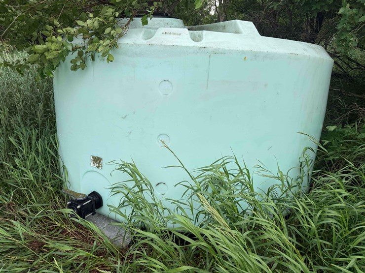 1,000-gallon-poly-tank-image-1