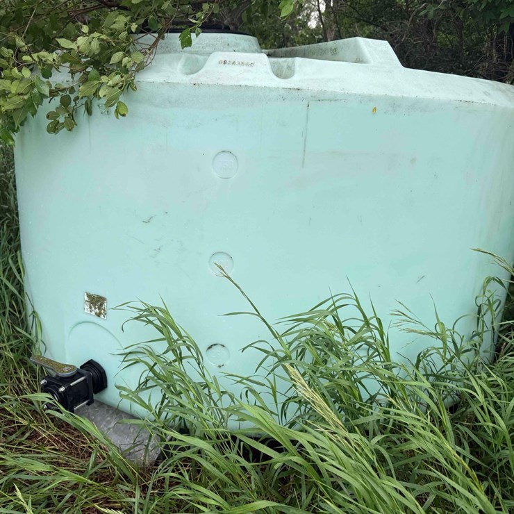 1,000 Gallon Poly Tank