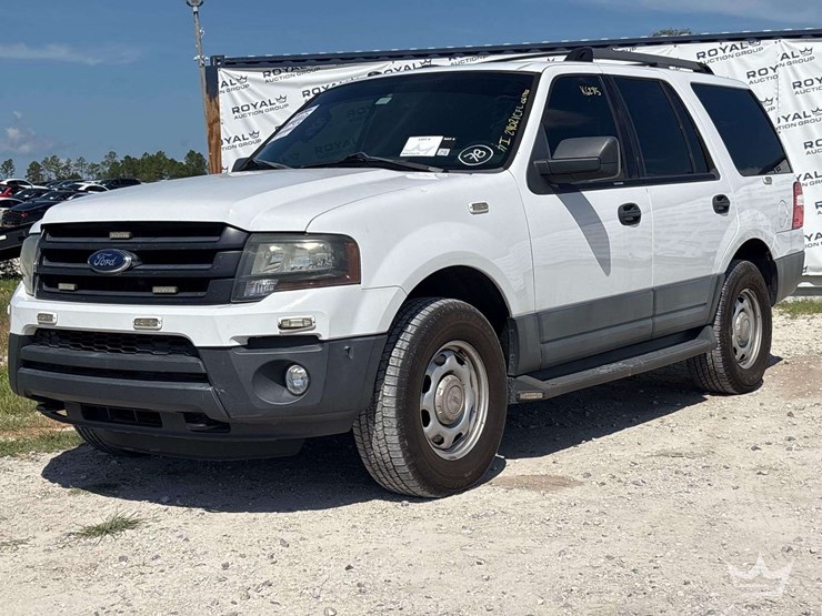 2016-ford-expedition-xlt-image-1