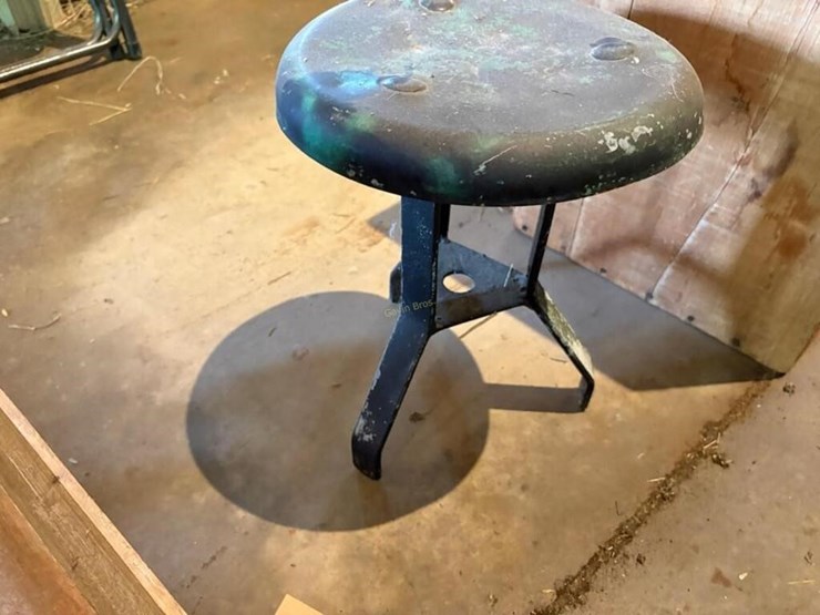 milking-stool-image-1