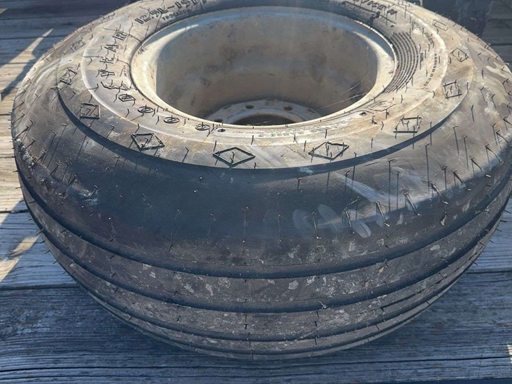 goodyear-12.5l-15-tire-and-8-bolt-rim-image-4