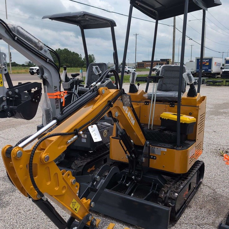 ATS Mini Excavator ATS-RT15R -15HP - Roof Damaged