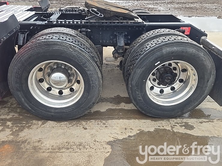 2019-volvo-vnl860-image-10