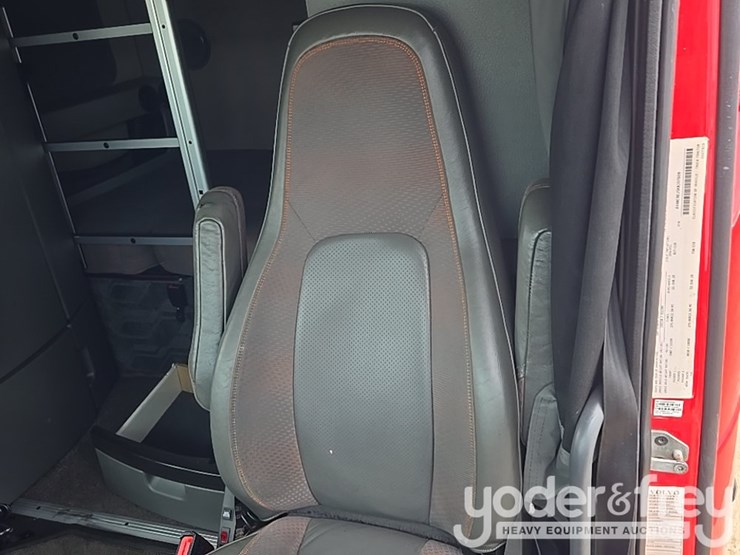2019-volvo-vnl860-image-39