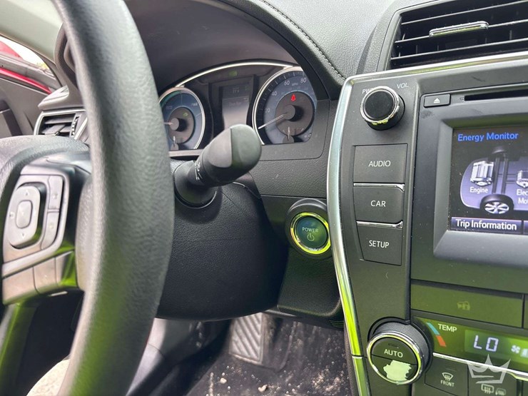 2016-toyota-camry-hybrid-sedan-image-15