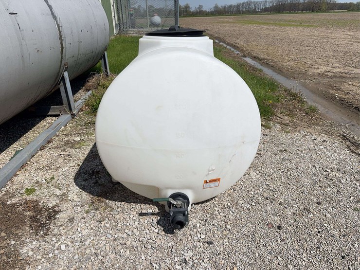 white-poly-chemical-tank---300-gal-(lid-is-warped-and-missing-small-lid)-image-4