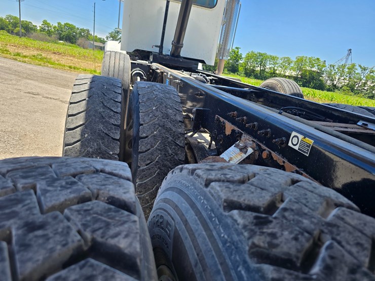 2017-peterbilt-365-image-89