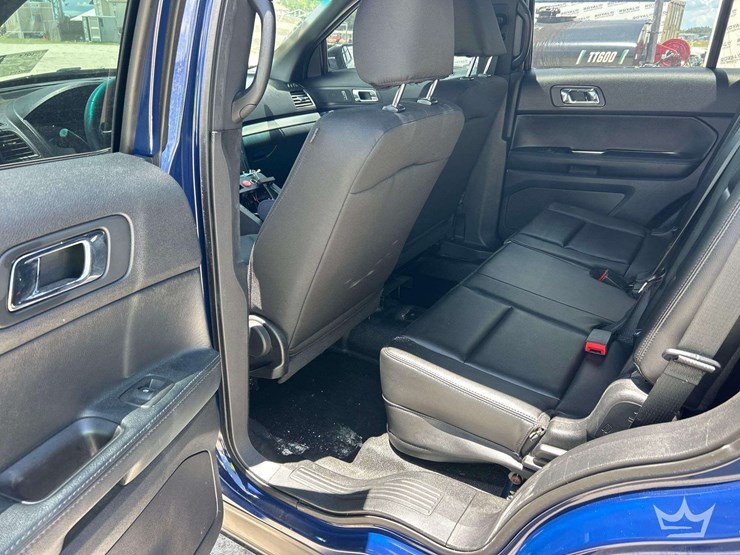 2016-ford-explorer-image-21