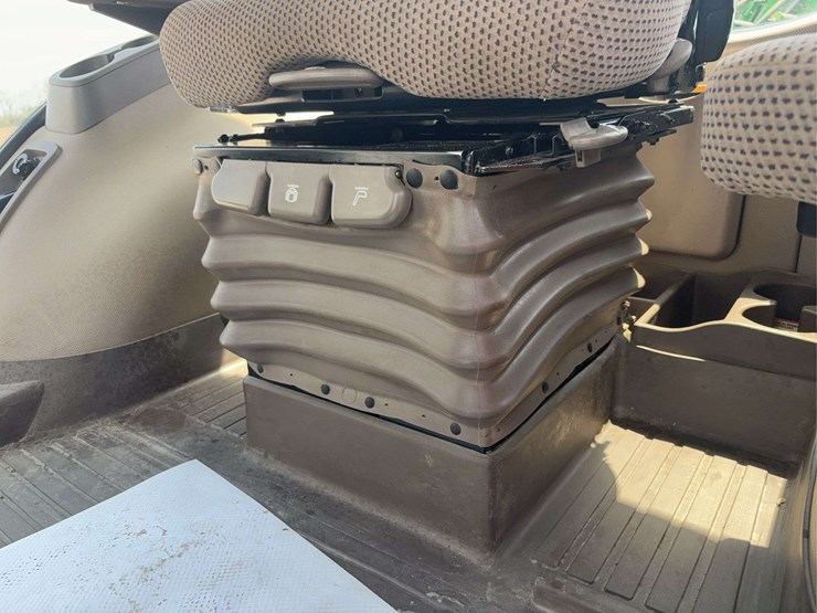 2013-john-deere-8285r-image-30