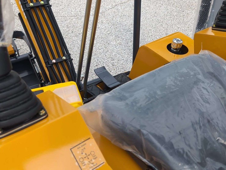ats-mini-excavator-ats-rt15r--15hp---roof-damaged-image-7