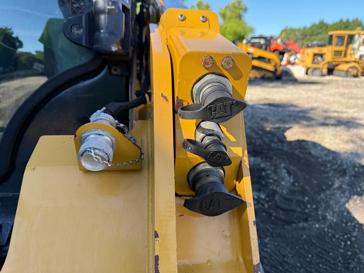 2023-caterpillar-259d3-image-11